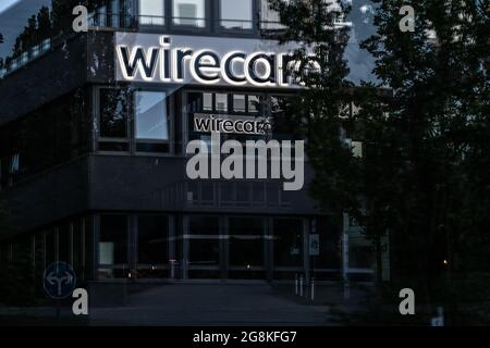 Mehrfachbelichtung der Wirecard Zentrale. Das Logo der Wirecard leuchtet. Blick auf die Zentrale des insolventen Dax Unternehmens Wirecard. Nachdem die Wirtschaftsprüfer Ernst & Young ( EY ) das Testat verweigert hatten und 1, 9 Milliarden Euro fehlen, konnte Wirecard die Angestellten nicht mehr bezahlen. Der ehemalige CEO Markus Braun saß zwischenzeitlich in Untersuchungshaft und der ehemalige COO Jan Marsalek ist untergetaucht und wird mit Haftbefehl gesucht. - General view on the headquarters of the bankrupt global internet technology and financial services provider Wirecard in Aschheim nea Stock Photo