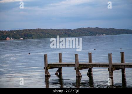 Starnberg, Deutschland. 19th May, 2020. Blick auf den Starnberger See am Abend. Sonnenschein und Sonnenuntergang in Starnberg am Starnberger See am 19. Mai 2020. (Photo by Alexander Pohl/Sipa USA) Credit: Sipa USA/Alamy Live News Stock Photo