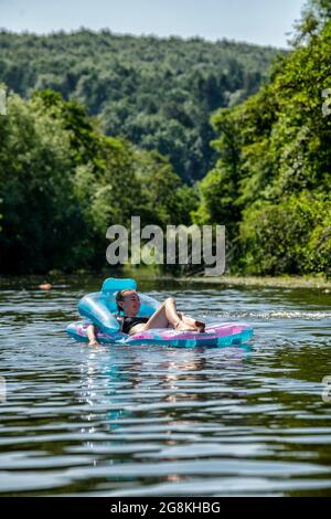 20.07.21. WEATHER SOMERSET People enjoy the water at Warleigh Weir on the River Avon near Bath in Somerset as temperatures soar across the United King Stock Photo