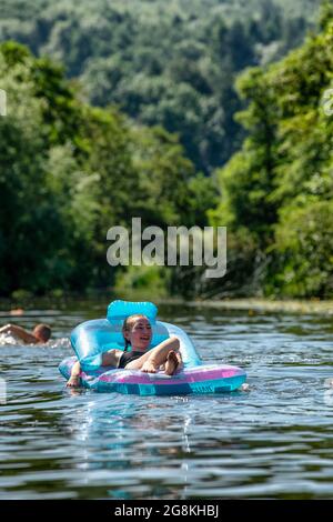 20.07.21. WEATHER SOMERSET People enjoy the water at Warleigh Weir on the River Avon near Bath in Somerset as temperatures soar across the United King Stock Photo