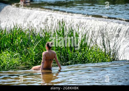 20.07.21. WEATHER SOMERSET People enjoy the water at Warleigh Weir on the River Avon near Bath in Somerset as temperatures soar across the United King Stock Photo