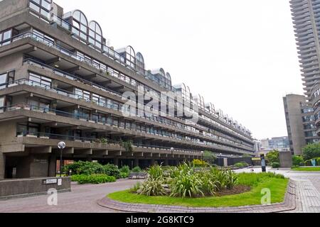 Ben Jonson House view of apartments flats and garden bed on the Barbican Estate in the City of London EC2Y England UK Great Britain  KATHY DEWITT Stock Photo