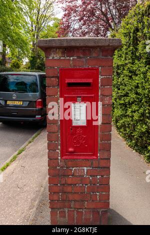 KENILWORTH, WARWICKSHIRE, UNITED KINGDOM - MAY 29, 2021: View of Royal Mail postbox Stock Photo