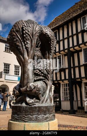 UK, England, Worcestershire, Evesham, Bridge Street, swineherd Eof vision legend sculpture at Booth Hall Stock Photo