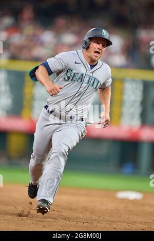 July 1202021: Seattle third baseman Kyle Seager (15) runs the