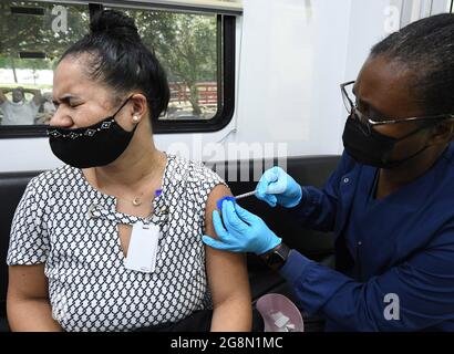 Orlando, United States. 21st July, 2021. Annie Velez receives a shot of the Pfizer vaccine at a mobile COVID-19 vaccination site.New COVID-19 cases in Florida have doubled in the past week, with most cases identified as the highly contagious delta variant which is surging across the country. Credit: SOPA Images Limited/Alamy Live News Stock Photo