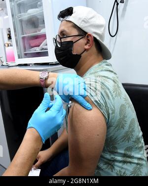 Orlando, United States. 21st July, 2021. Bryam Andrade receives a shot of the Pfizer vaccine at a mobile COVID-19 vaccination site.New COVID-19 cases in Florida have doubled in the past week, with most cases identified as the highly contagious delta variant which is surging across the country. (Photo by Paul Hennessy/SOPA Images/Sipa USA) Credit: Sipa USA/Alamy Live News Stock Photo