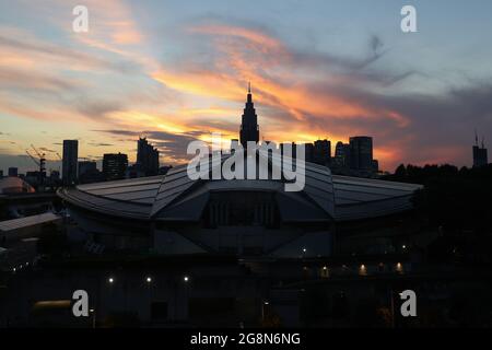 Tokyo. 21st July, 2021. Photo taken on July 21, 2021 shows the sunset view of Tokyo Metropolitan Gymnasium in Tokyo, Japan. Credit: Zheng Huansong/Xinhua/Alamy Live News Stock Photo