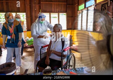 Kuala Lumpur, Malaysia. 21st July, 2021. A medical worker injects a dose of COVID-19 vaccine for a local resident in rural area of Sabak Bernam district, Selangor, Malaysia, July 21, 2021. Malaysia recorded a fresh high of 199 single-day death toll from COVID-19 on Wednesday, bringing the total deaths to 7,440, according to the Health Ministry. Credit: Chong Voon Chung/Xinhua/Alamy Live News Stock Photo