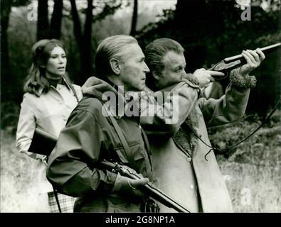 Im Jahre 1928 lädt Sir Henri Deterding (Wolfgang Preiss, links) den Standard-Direktor Teagle (Karl Walter Diess) und seine Frau Charlotte (Signe Seidel) auf das Jagdschloss Anchacarry Castle in Ivernesshire (Schottland) ein. Hier während einer Jagd werden die ärgsten Gegensätze bereinigt. Stock Photo