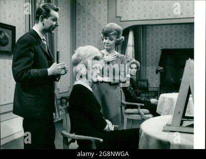 Die Abbildung zeigt eine Filmszene aus der NDR-Sendung 'Neue Frisuren und auch ein Hut dazu?'. Stock Photo