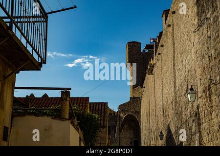 Casco antiguo amurallado de la ciudad de Dobrovnik desde diversos puntos de vista, calles pequeñas y rincones que transportan a otra época Stock Photo