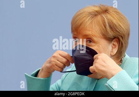 Berlin, Germany. 22nd July, 2021. German Chancellor Angela Merkel (CDU) puts on her mask. Credit: Wolfgang Kumm/dpa/Alamy Live News Stock Photo