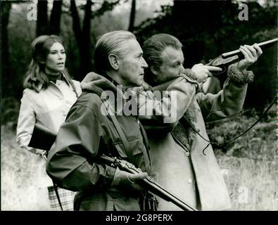 ZDF-Fernsehfilm 'Sir Henri Detering': Im Jahre 1928 lädt Sir Henri Deterding (Wolfgang Preiss, l.) den Standard-Direktor Teagle (Karl Walter Diess) und seine Frau Charlotte (Signe Seidel) auf das Jagdschloss Achnacarry Castle in Invernesshire (Schottland) ein. Hier, während einer Jagd, werden die ärgsten Gegensätze bereinigt. Stock Photo