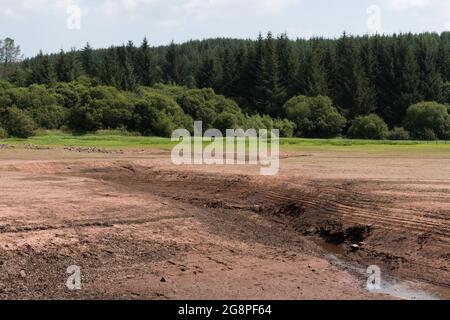 Llwyn Onn reservoir, Merthyr Tydfil, South Wales, UK.  22 July 2021.  UK weather:  Water levels continue to drop at this reservoir as the heatwave continues.  Credit: Andrew Bartlett/Alamy Live News.