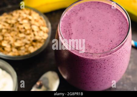 Healthy Blueberry Muffin Breakfast Smoothie: A smoothie made with blueberries, banana, rolled oats, and Greek yogurt Stock Photo