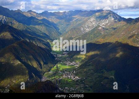 The small towns Locca, Enguiso, Concei and Lenzumo near Lake Ledro with their surrounding mountains. View from Mount Corno on a beautiful clear autumn Stock Photo