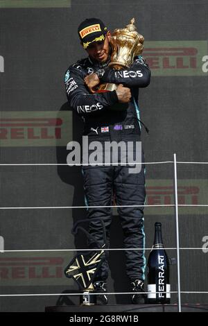 HAMILTON Lewis (gbr), Mercedes AMG F1 GP W12 E Performance, portrait  celebrating his victory at the podium with the trophy during the Formula 1  Pirelli British Grand Prix 2021, 10th round of
