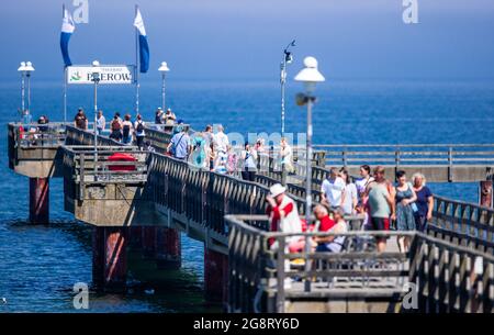 Prerow, Germany. 15th July, 2021. Holidaymakers and day trippers visit the pier on the Baltic Sea beach. Credit: Jens Büttner/dpa-Zentralbild/ZB/dpa/Alamy Live News Stock Photo