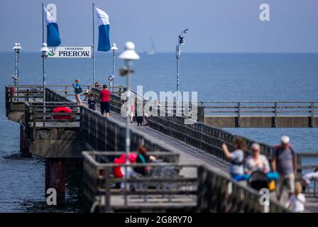 Prerow, Germany. 15th July, 2021. Holidaymakers and day trippers visit the pier on the Baltic Sea beach. Credit: Jens Büttner/dpa-Zentralbild/ZB/dpa/Alamy Live News Stock Photo