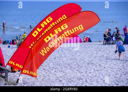 Prerow, Germany. 15th July, 2021. Flags of the DLRG water rescue on the beach at the Baltic Sea coast. Credit: Jens Büttner/dpa-Zentralbild/ZB/dpa/Alamy Live News Stock Photo