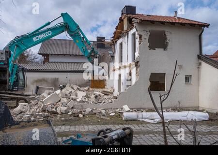 Excavator demolishes small residential building from 1950, urban consolidation, Germany, Bavaria, Dorfen Stock Photo