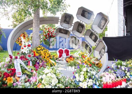 Denkmal voll mit Blumen und Kerzen. Anlässlich des 5 Jahrestages des rassistischen Anschlags am Olympia Einkaufszentrum in München fand am 22.07.2021 mit den Familien und Angehörigen der Opfer an dem Ort, wo sich vor fünf Jahren die Tat abspielte, eine Gedenkveranstaltung für die Opfer des Anschlages statt. Es wurde auch an die politischen Verantwortlichen appelliert, die Tat lückenlos aufzuklären. * On July 22, 2021 the fifth anniversary of the racist Munich terror attack, the families of the victims together with hundreds commemorated the deaths of the extreme right terror attack. They also