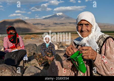 Local women with the Mount Ararat in the background in Dogubeyazıt, Turkey Stock Photo