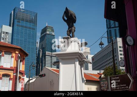 25.05.2021, Singapore, Republic of Singapore, Asia - Statue at the beginning of Chinatown Walking Street, Food Street located on corner of Smith St. Stock Photo