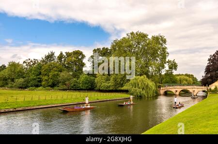 CAMBRIDGE ENGLAND PUNTS ON THE RIVER CAM IN SUMMER NEAR CLARE BRIDGE Stock Photo