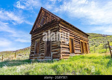 Old abandoned log homestead cabin in mountains of Colorado Stock Photo