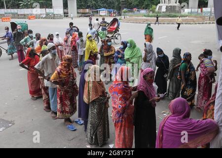 Dhaka, Bangladesh. 23rd July, 2021. People in a queue for covid vaccine registration in front of a booth in Dhaka. After Eid UL Adha, the government announced 14 days strict lockdown across the country. (Credit Image: © MD Mehedi Hasan/ZUMA Press Wire) Credit: ZUMA Press, Inc./Alamy Live News Stock Photo