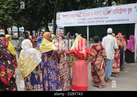 Dhaka, Bangladesh. 23rd July, 2021. People in a queue for covid vaccine registration in front of a booth in Dhaka. After Eid UL Adha, the government announced 14 days strict lockdown across the country. (Credit Image: © MD Mehedi Hasan/ZUMA Press Wire) Credit: ZUMA Press, Inc./Alamy Live News Stock Photo