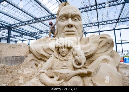 Aladdin lamp on the sand in the desert Stock Photo - Alamy
