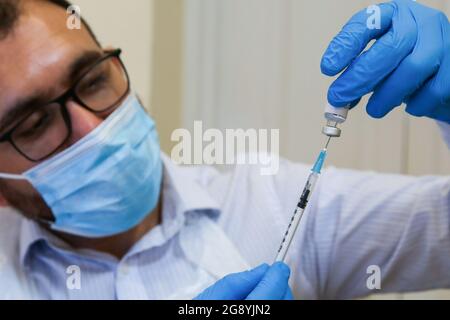 NHS health worker prepares to administer Pfizer/ BioNTec Covid-19 vaccine to a member of public at a vaccination centre in London. (Photo by Dinendra Haria / SOPA Images/Sipa USA) Stock Photo
