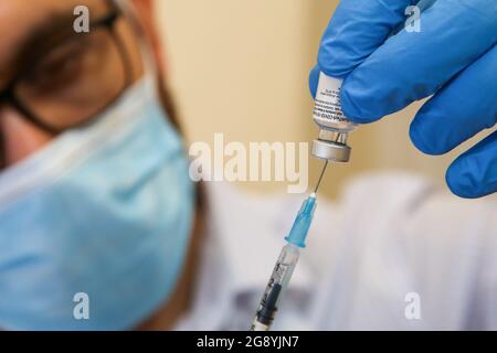 NHS health worker prepares to administer Pfizer/ BioNTec Covid-19 vaccine to a member of public at a vaccination centre in London. (Photo by Dinendra Haria / SOPA Images/Sipa USA) Stock Photo
