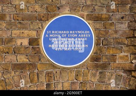 Saint Richard Reynolds blue plaque. Memorial plaque to mark the home – the former Syon Abbey – of the Catholic martyr. UK (127) Stock Photo