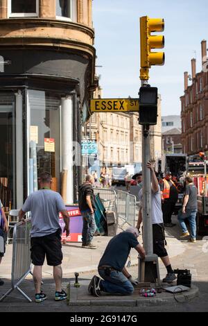 Glasgow, Scotland, UK. 23rd July, 2021. PICTURED: Rigging crew dismantle and take down the American style traffic lights destined for the film prop storage shed. The deconstruction of the film set which was based in Glasgow's Merchant City district for the new Hollywood blockbuster movie, Indiana Jones 5. Rigger crews move in and take down all the shop signs and street furniture and pack it away into trucks. Each set piece is then catalogued and placed into storage. Credit: Colin Fisher/Ģ����ý Live News Stock Photo