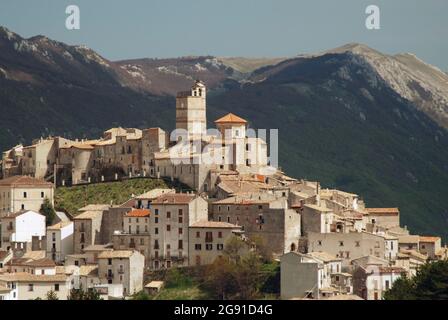 Castel del Monte in Abruzzo is a beautiful village which covers the top of a hill in the Gran Sasso mountain range. It is classified as one of the 'bo Stock Photo