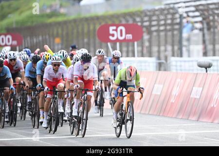 Oyama, Japan. 24th July, 2021. Cycling: Olympics, Tokyo - Oyama (234.00km), Men, Road Race. The peloton arrives at Fuji Speedway. Credit: Sebastian Gollnow/dpa/Alamy Live News Stock Photo