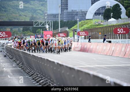 Oyama, Japan. 24th July, 2021. Cycling: Olympics, Tokyo - Oyama (234.00km), Men, Road Race. The peloton arrives at Fuji Speedway. Credit: Sebastian Gollnow/dpa/Alamy Live News Stock Photo