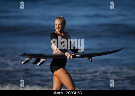 Chiba, Japan. 24th July, 2021. Tatiana Weston-Webb of Brazil attends a surf training session at Tsurigasaki beach in Chiba, Japan, July 24, 2021. Credit: Du Yu/Xinhua/Alamy Live News Stock Photo