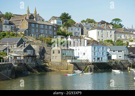 Colourful houses with small boats moored in the ancient fishing village of PULRUAN, FOWEY HARBOUR, CORNWALL, ENGLAND Stock Photo