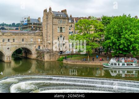 BATH, UK - JUNE 27, 2021: View of the Pulteney Bridge over the River Avon in Bath, Stock Photo