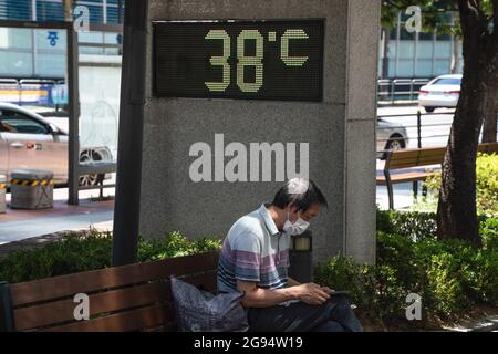 Seoul, South Korea. 24th July, 2021. A thermometer on the street shows a temperature of 38? in Seoul, as a heatwave blankets the country. (Photo by © Simon Shin/SOPA Images/Sipa USA) Credit: Sipa USA/Alamy Live News Stock Photo