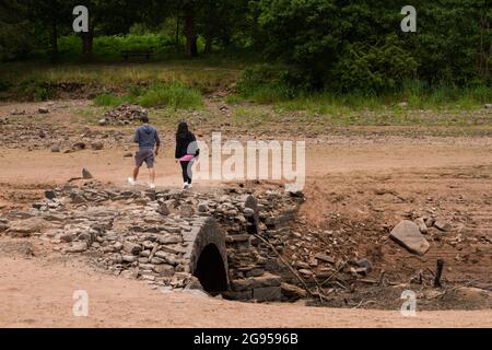 UK weather: Llwyn Onn reservoir, Merthyr Tydfil, South Wales.  24 July 2021.  Water levels continue to deplete after the heatwave.  Credit: Andrew Bartlett/Alamy Live News.