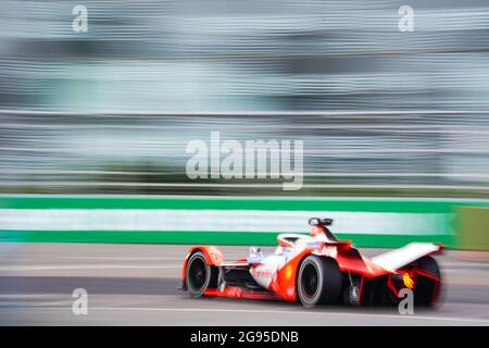 Mahindra Racing driver Alex Lynn during the Heineken London E-Prix at ...