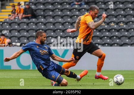 George Moncur (18) of Hull City goes past Mansfield Town’s Jordan Bowery during the game Stock Photo