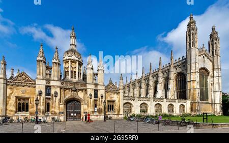 CAMBRIDGE ENGLAND KINGS PARADE KING'S COLLEGE CHAPEL AND MAIN ENTRANCE GATE INTO KING'S COLLEGE Stock Photo