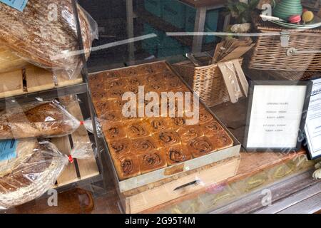 CAMBRIDGE ENGLAND TRUMPINGTON STREET A TRAY OF SPECIAL CHELSEA BUNS IN FITZBILLIES SHOP WINDOW Stock Photo